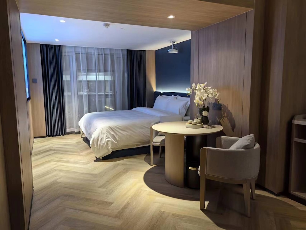 SUPERIOR, KING BED
