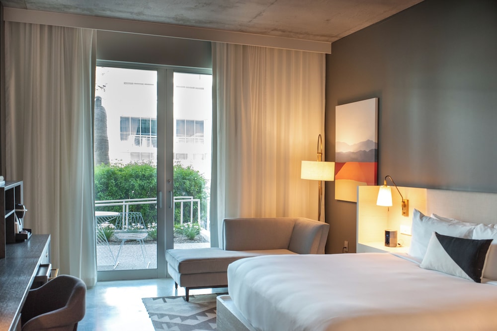 Premium, Cabana, King Bed, Accessible، Mountain Shadows 3/10