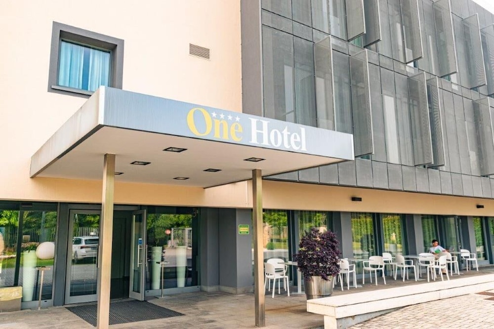 One Hotel & Restaurant 1/50