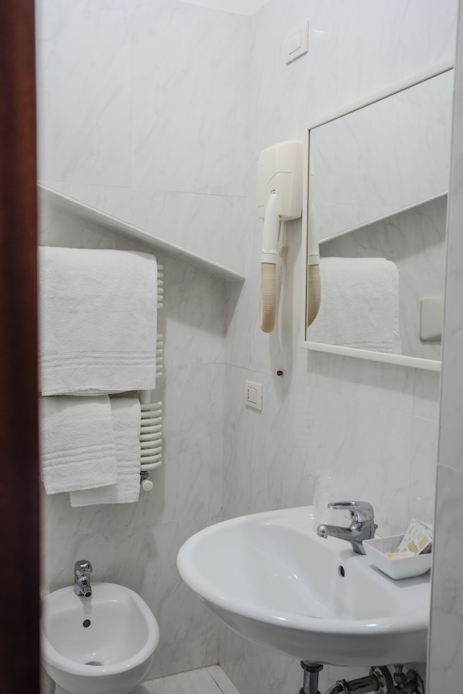 Mondial Park Hotel 48/50