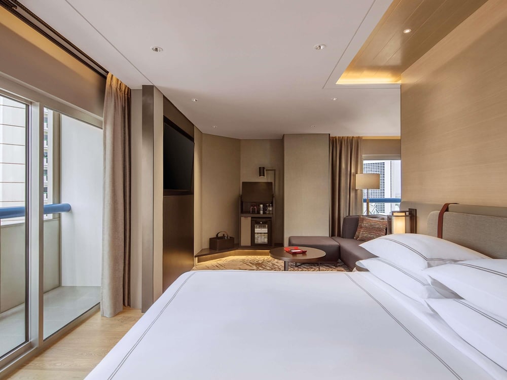 SIGNATURE, SUITE, KING BED, CITY VIEW, 2 BALCONIES