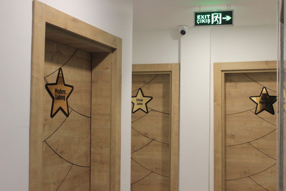 Retro Star Suites 17/38
