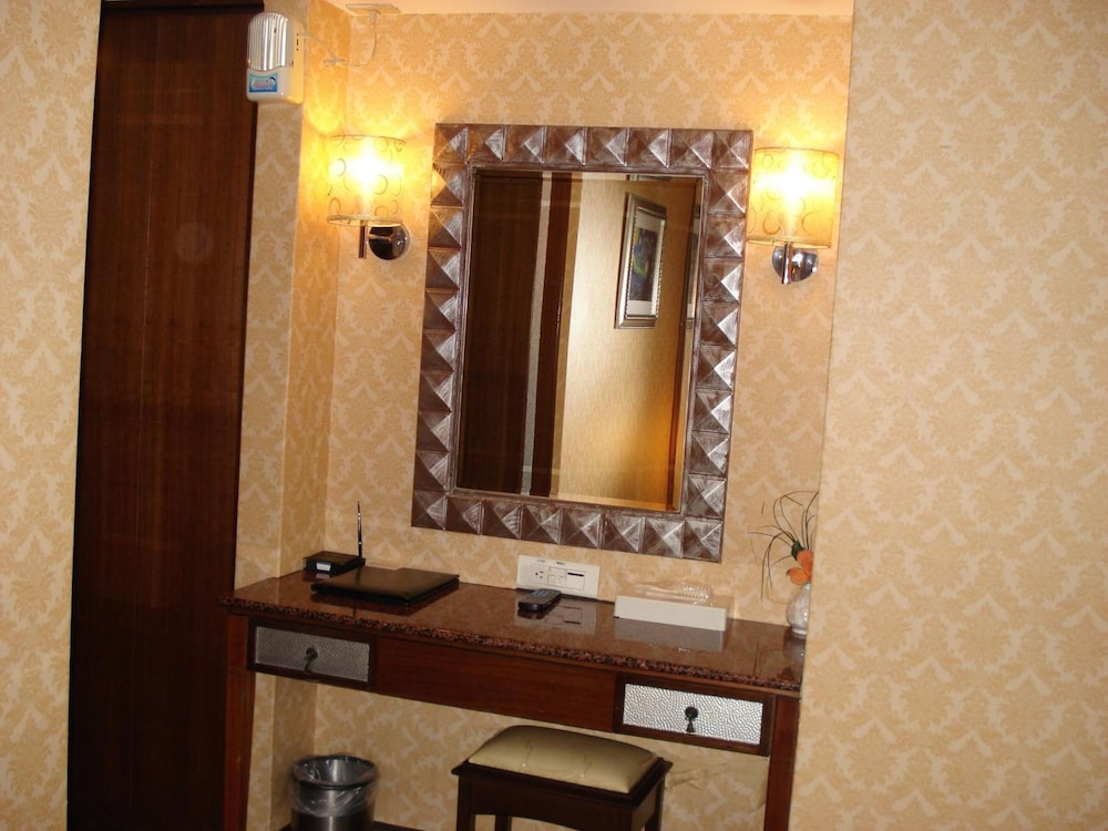 Attic Hotel 44/63