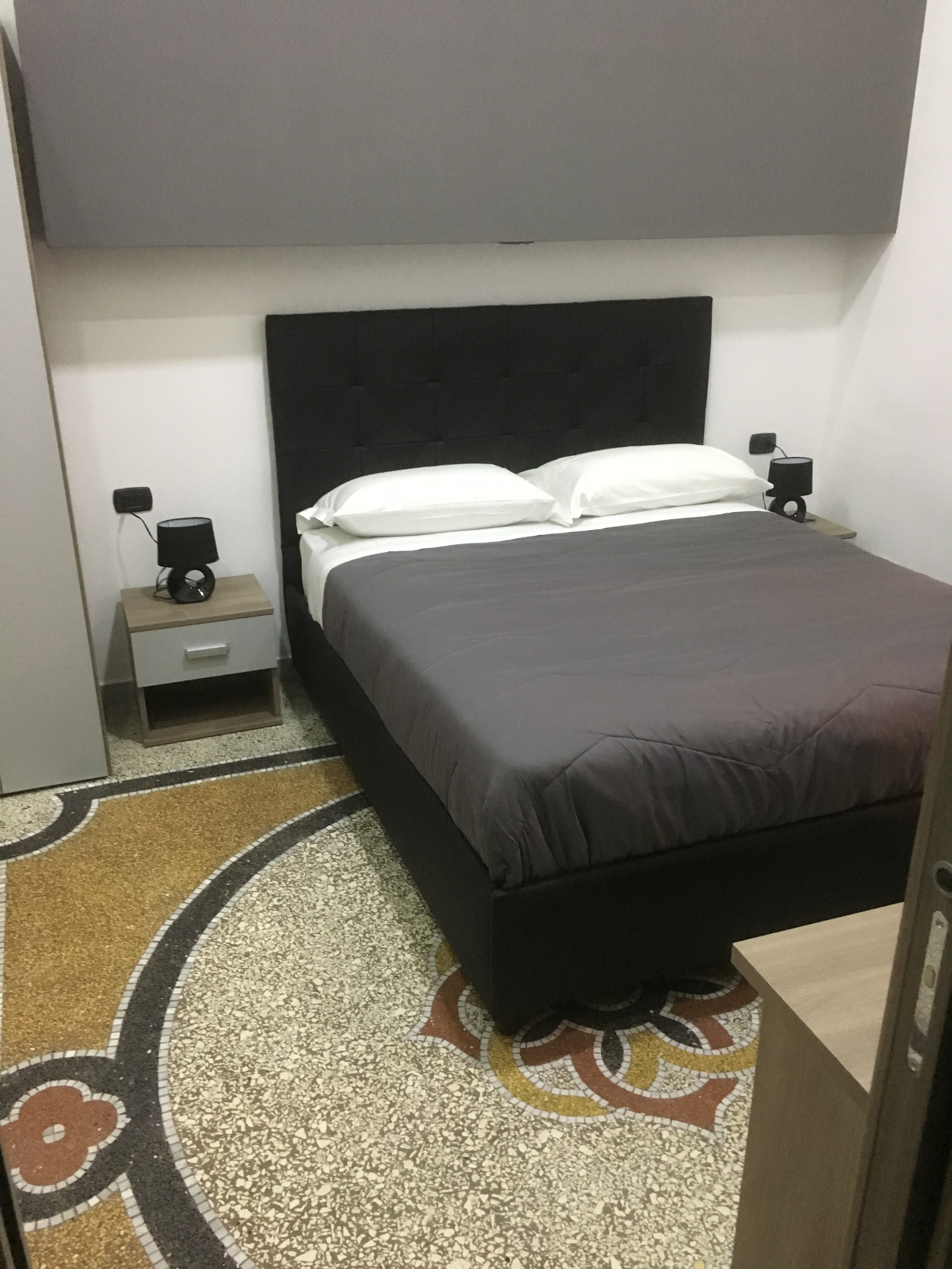 MB95 - Mezzocannone Luxurious Bed&Breakfast 4/15