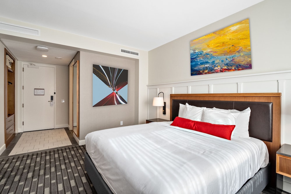 DELUXE, KING BED