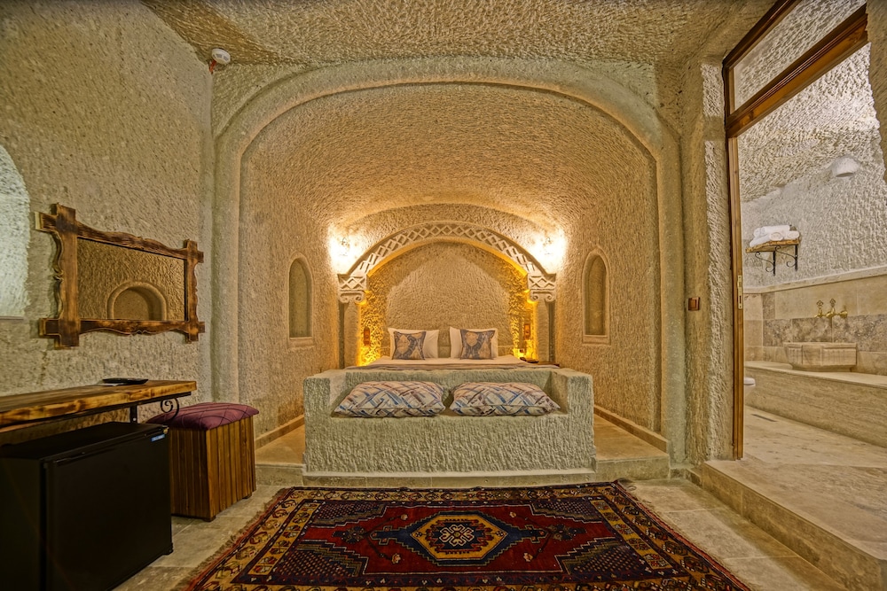 Risus Cave Suites 7/55