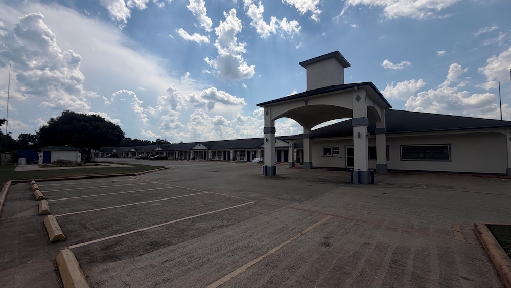 Luxury Inn & Suites Liberty 38/65