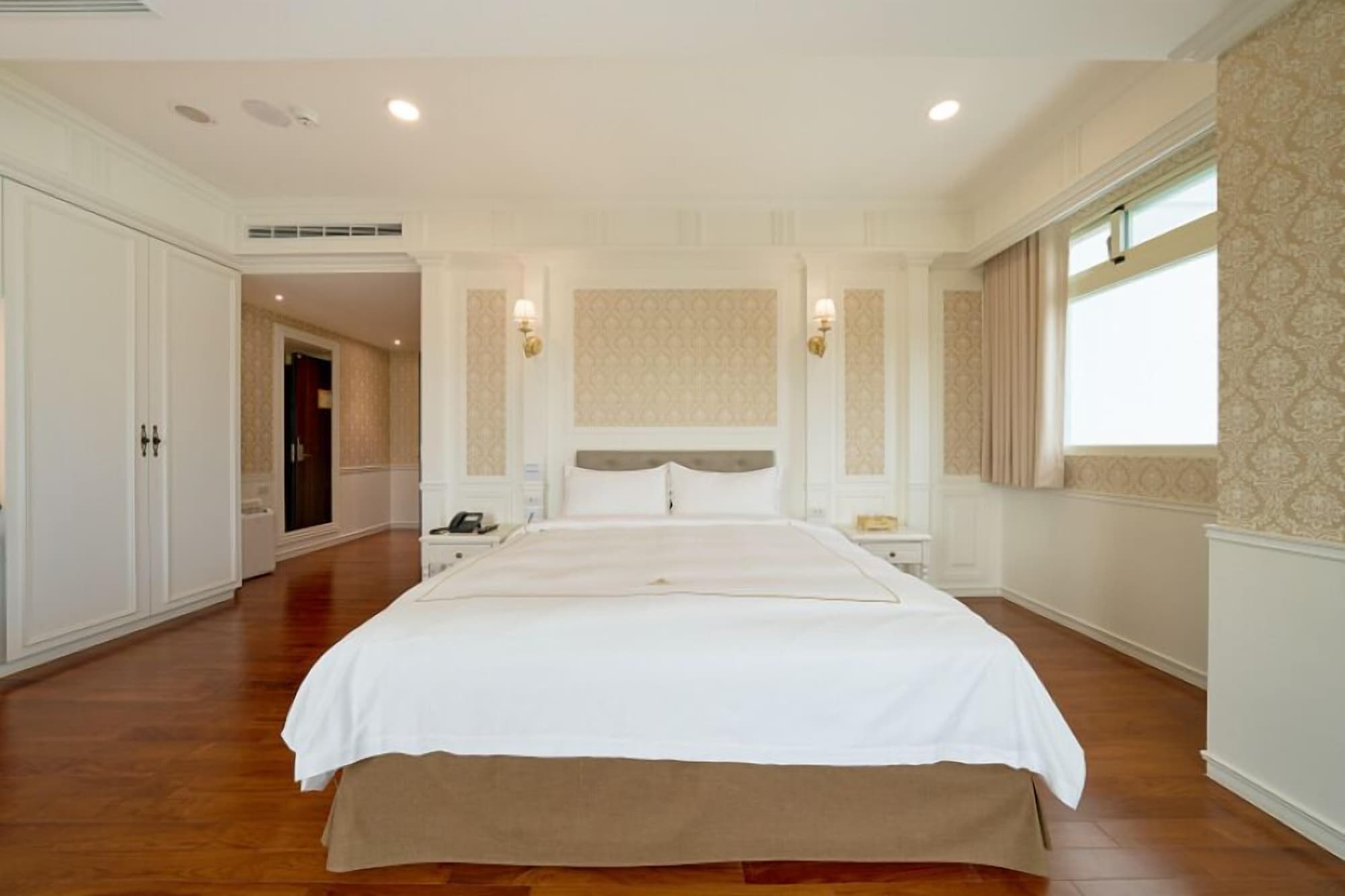 DELUXE, DOUBLE BED