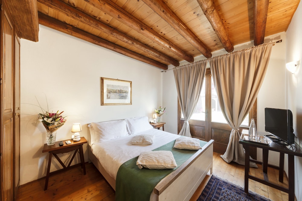 ROOM, DOUBLE BED