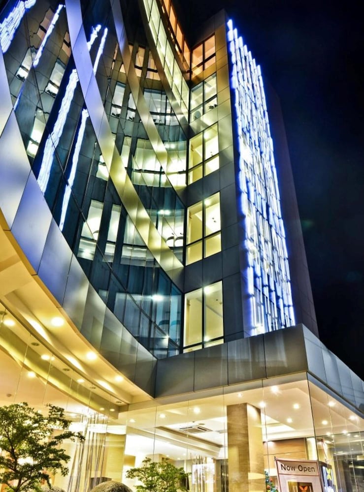 D Hotel And Suites 4/50