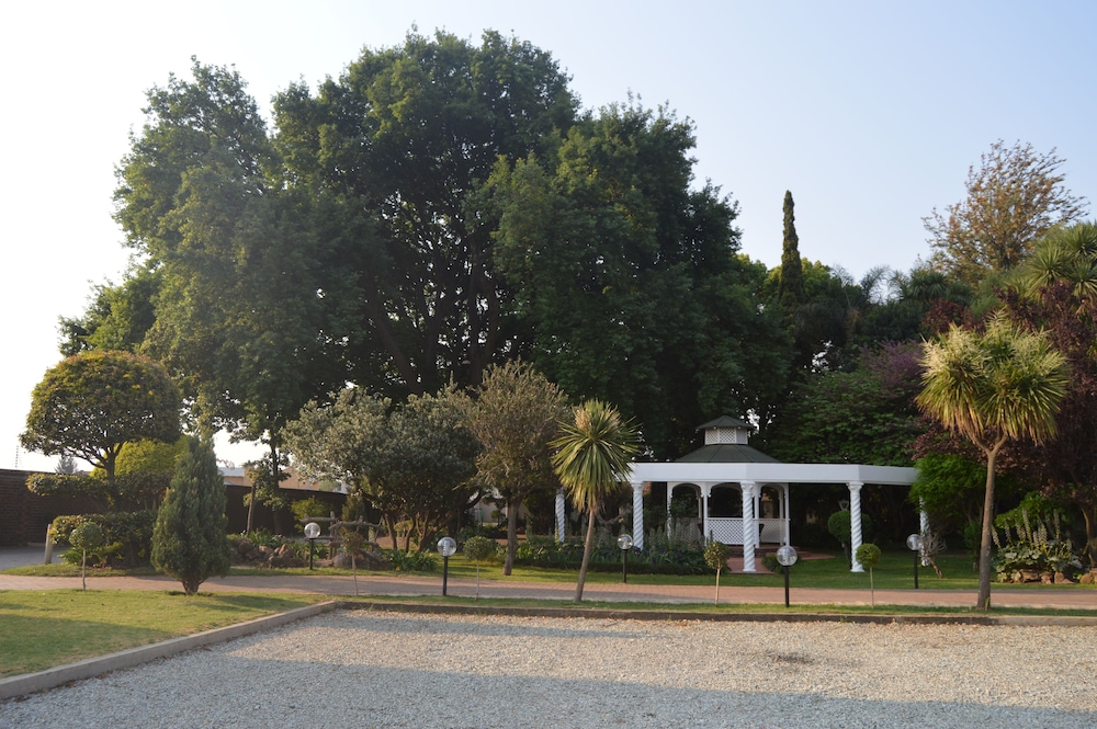 Airport Gardens Boutique Hotel 2/68
