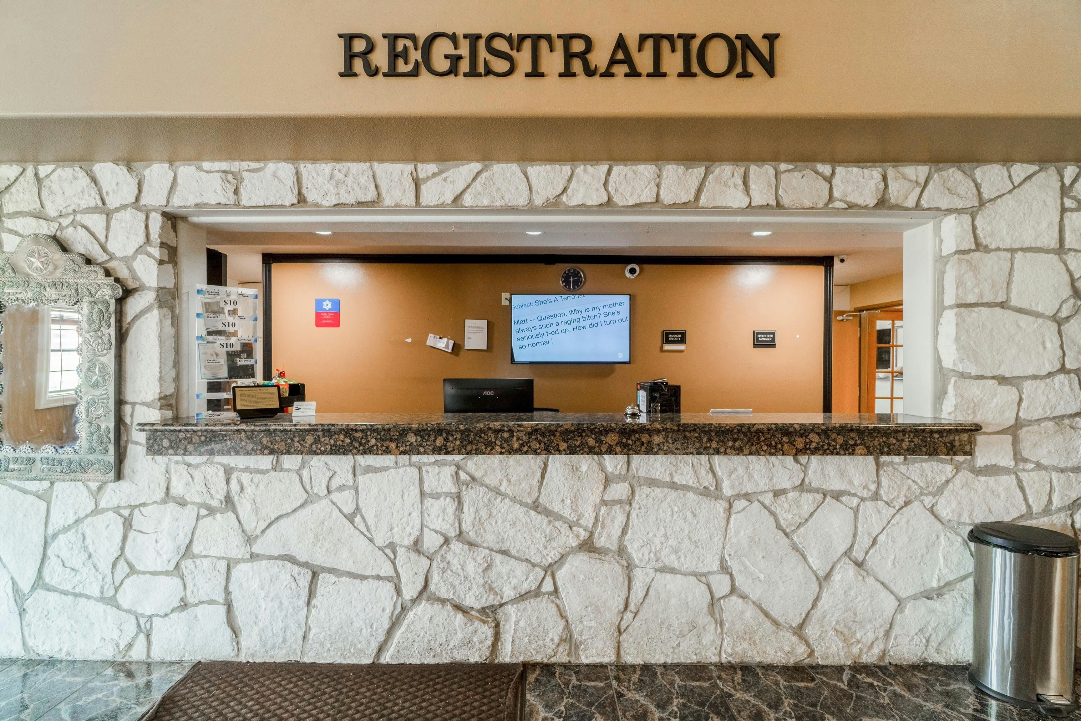 Days Inn & Suites by Wyndham Beeville 3/42