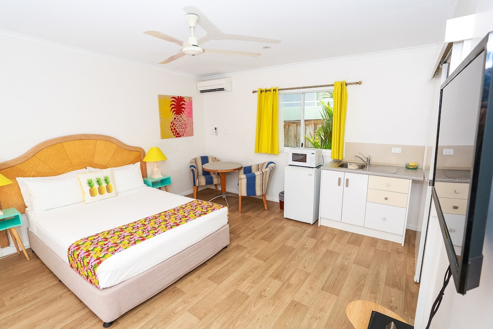 PORT DOUGLAS MOTEL 9/73