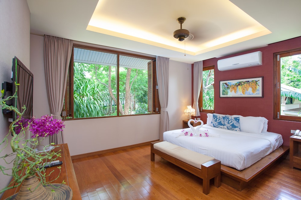 2 BEDROOMS, VILLA, BATHTUB