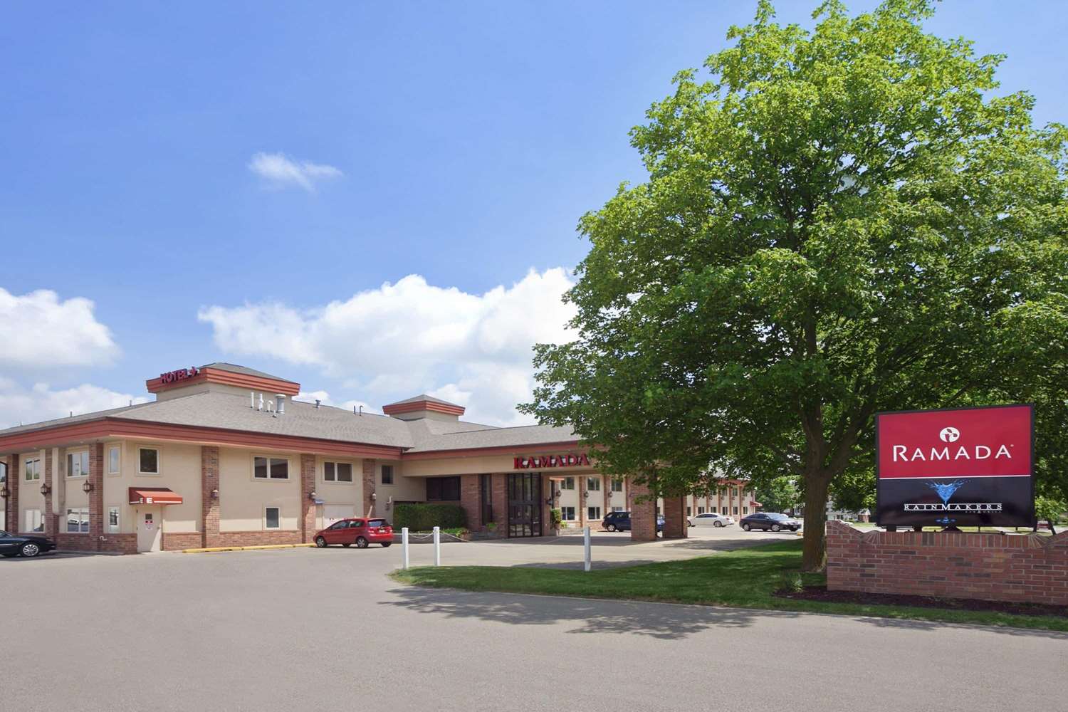 Ramada by Wyndham Saginaw Hotel and Suites 3/28