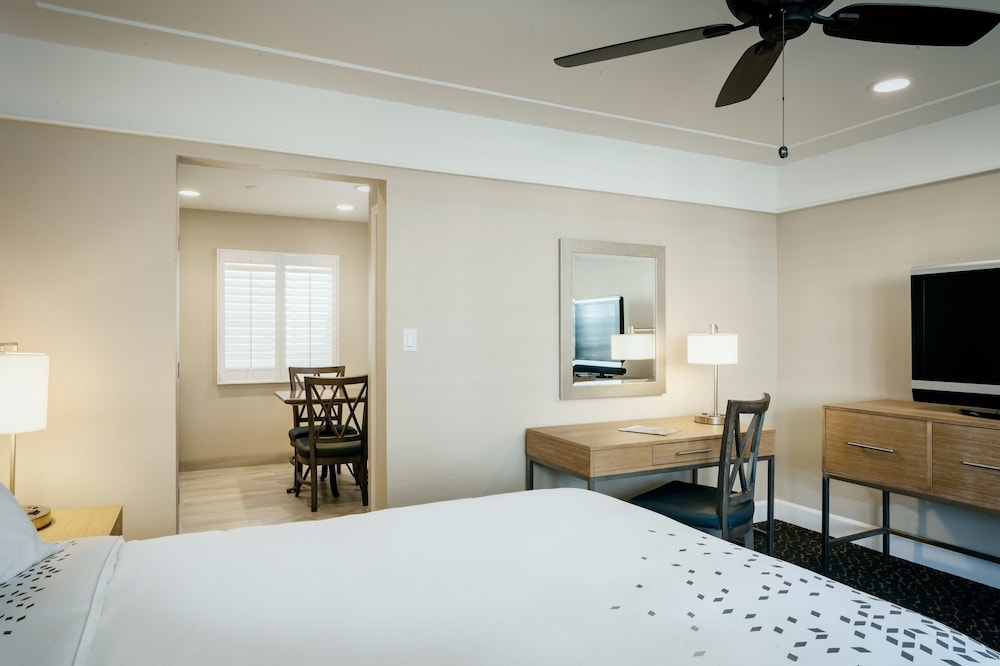 ROOM, QUEEN BED, KITCHEN