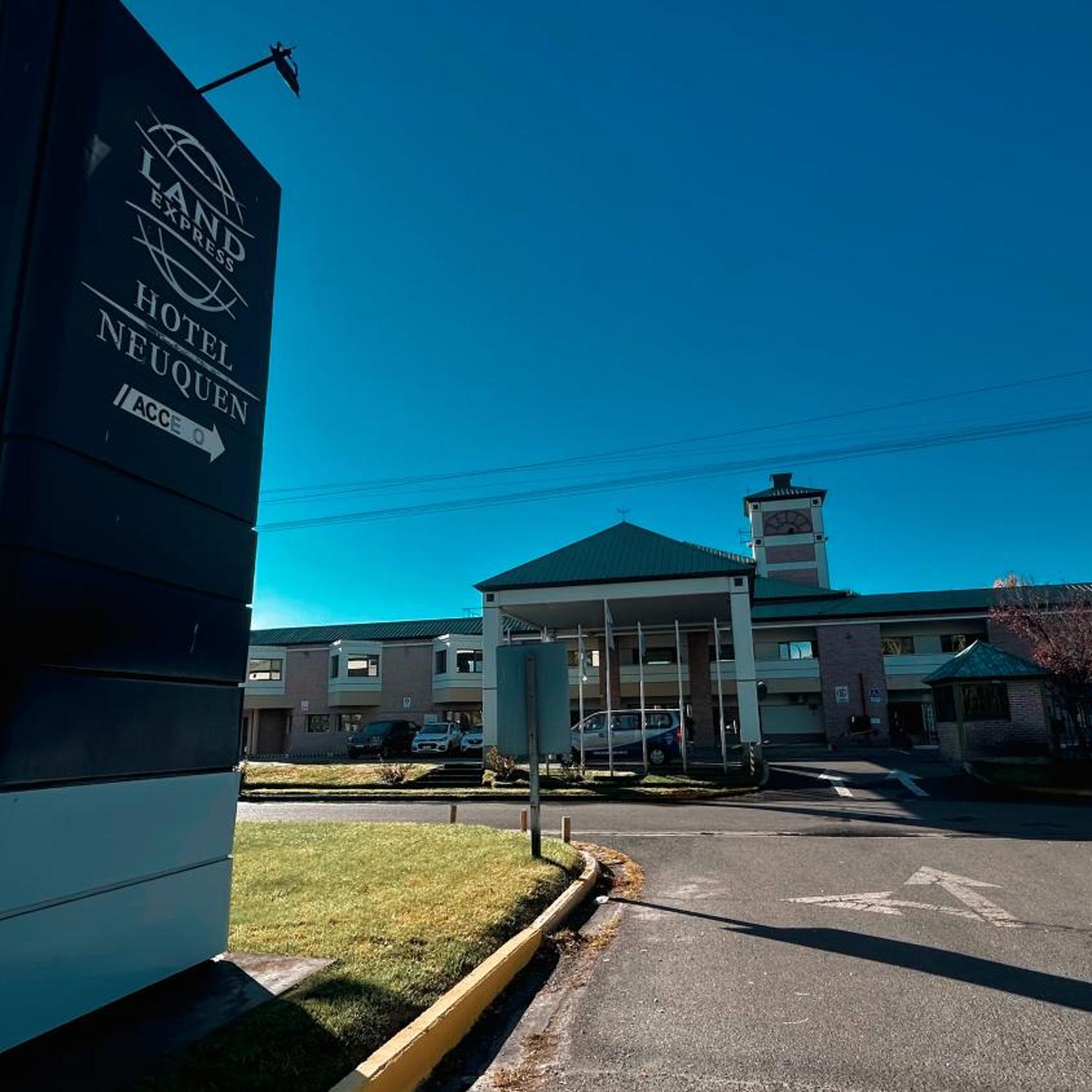 Land Express Neuquen Hotel 1/26