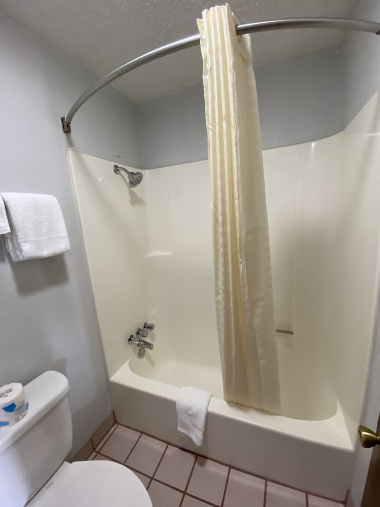 Colonial Inn 45/47
