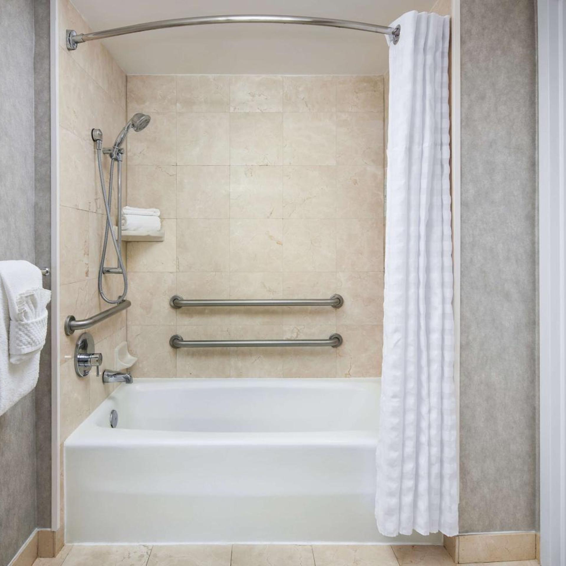جناح بسرير كينج وسرير كوين بغرفة نوم واحدة لذوي الإعاقة، Embassy Suites by Hilton West Palm Beach Central 3/5