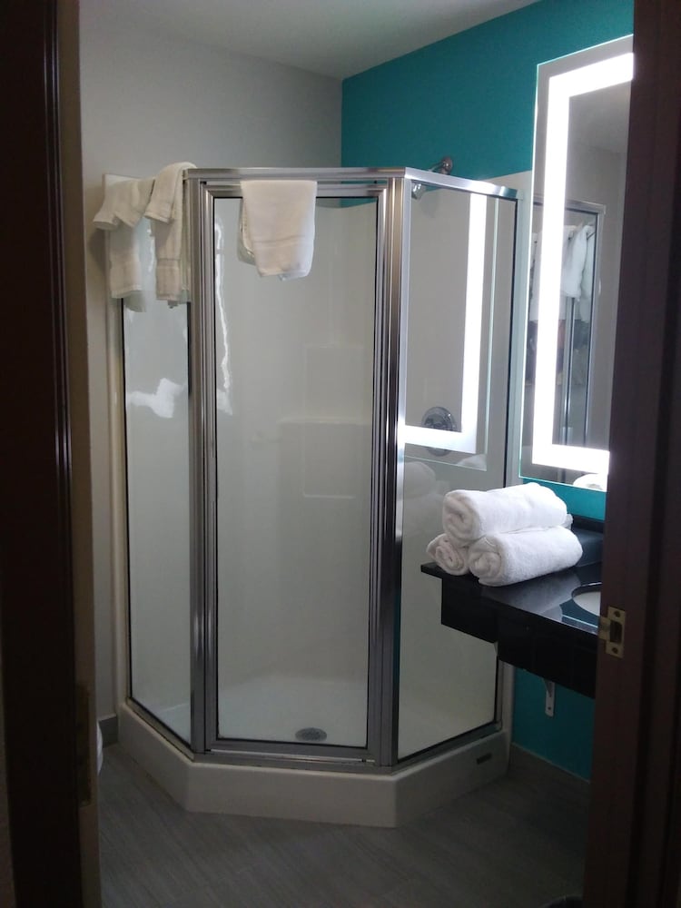 La Quinta Inn and Suites by Wyndham Jamestown 15/46