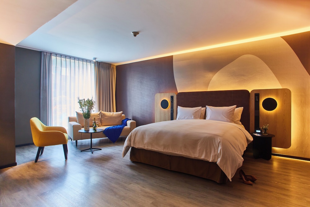DELUXE, SUITE, KING BED