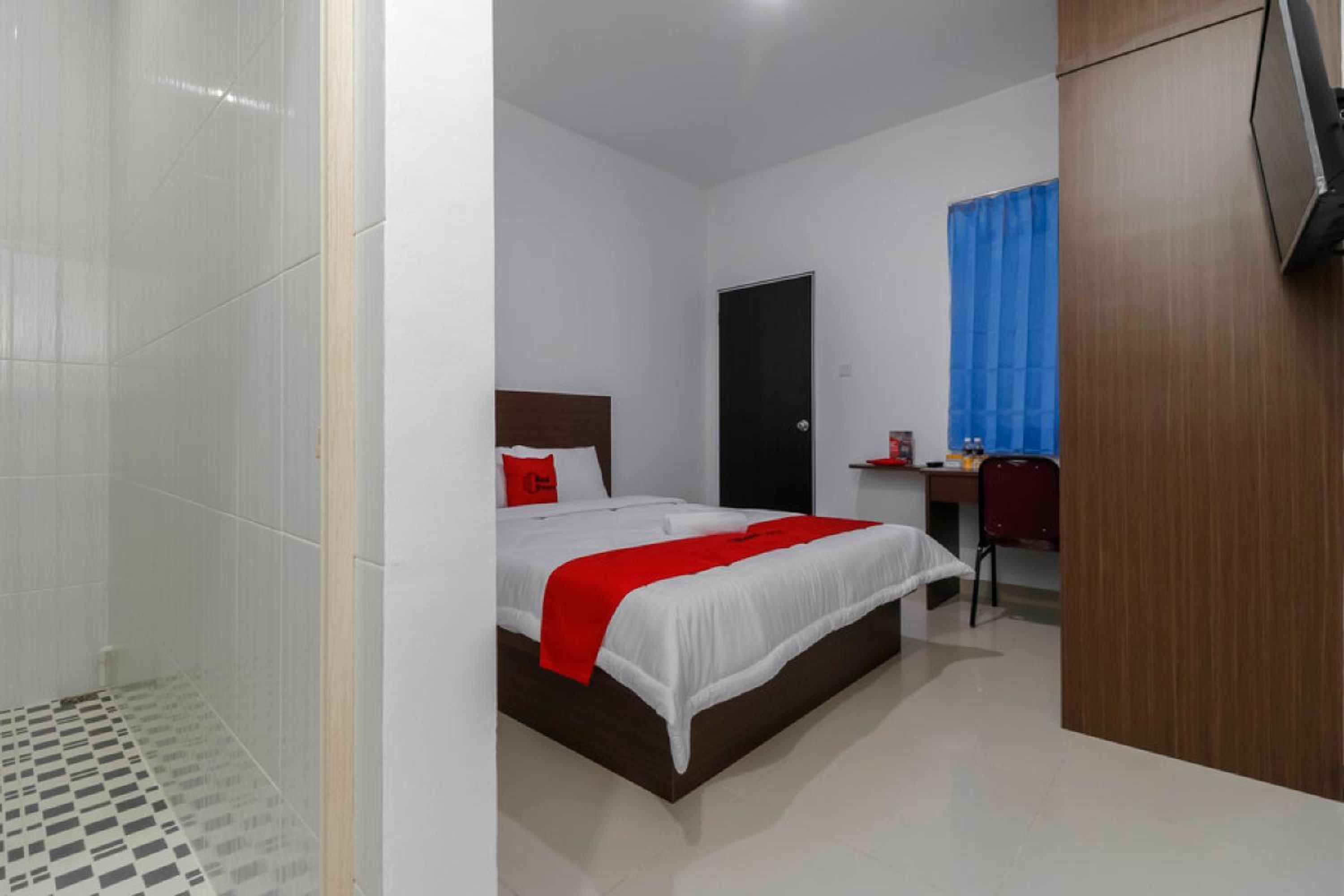 RedDoorz Plus near Kepri Mall 23/44