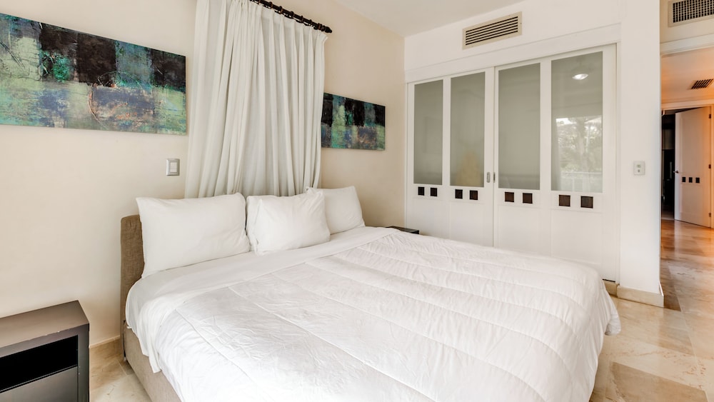 WATERMARK LUXURY OCEANFRONT ALL SUITE HOTEL 18/56