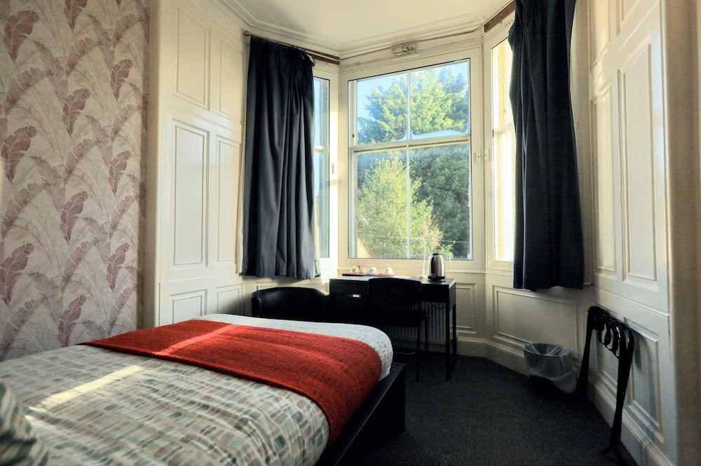 Edinburgh Holiday Guest House 18/40