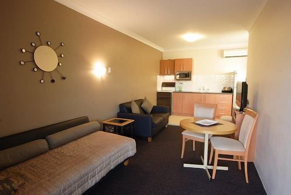 NARELLAN MOTOR INN 43/54