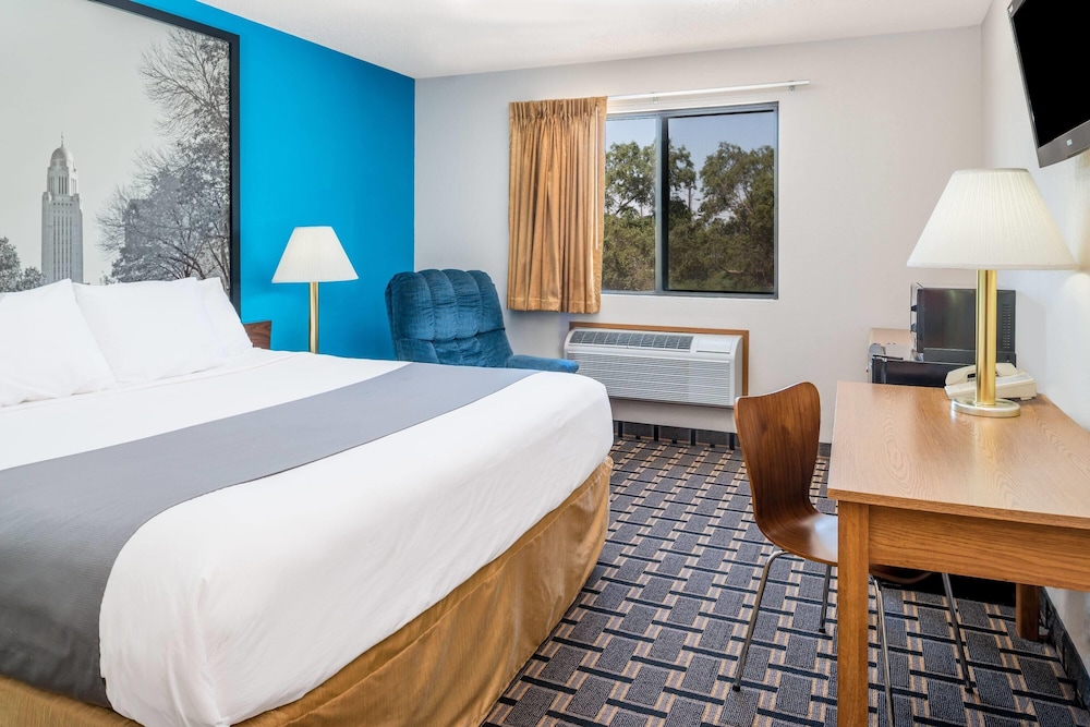 Super 8 By Wyndham Lincoln West 5/31