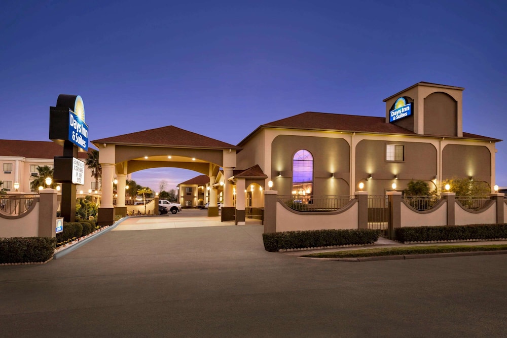 Days Inn & Suites by Wyndham Houston Hobby Airport 1/41