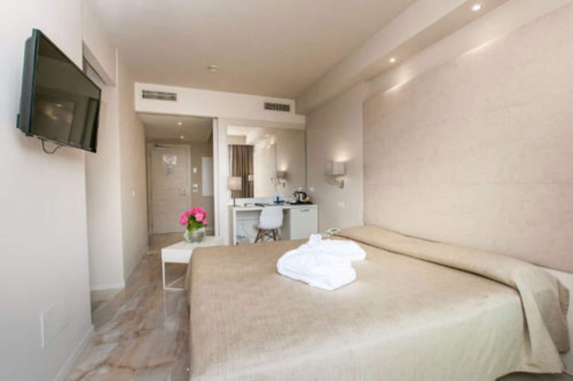 JUNIOR, DOUBLE BED, TERRACE, GARDEN AREA