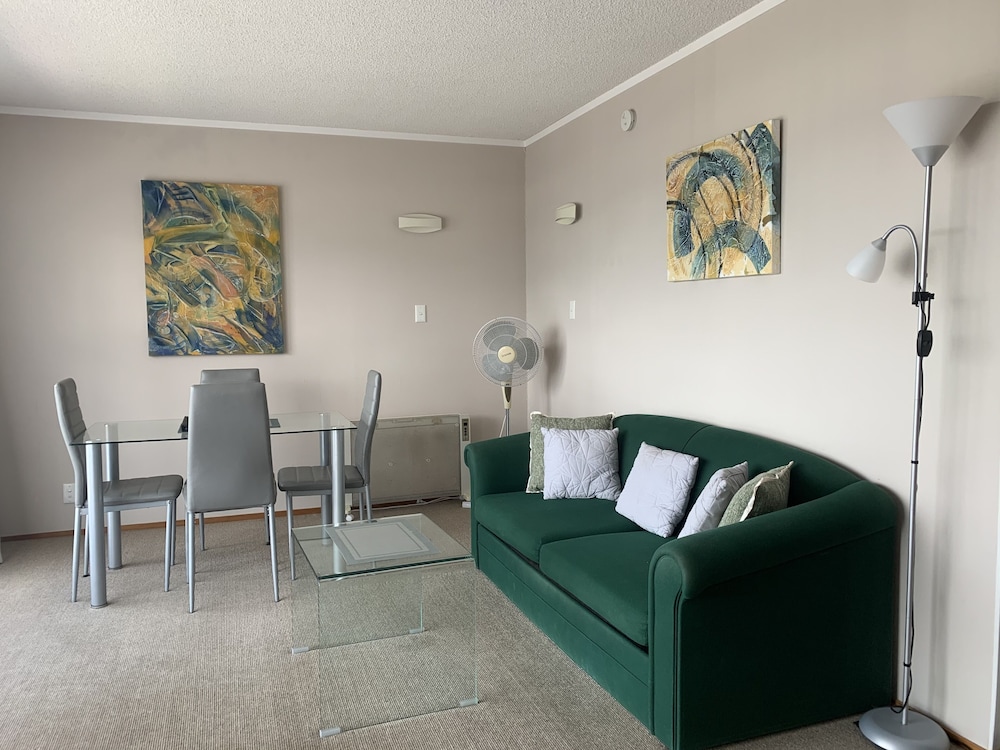 Ala Moana Motel 40/68