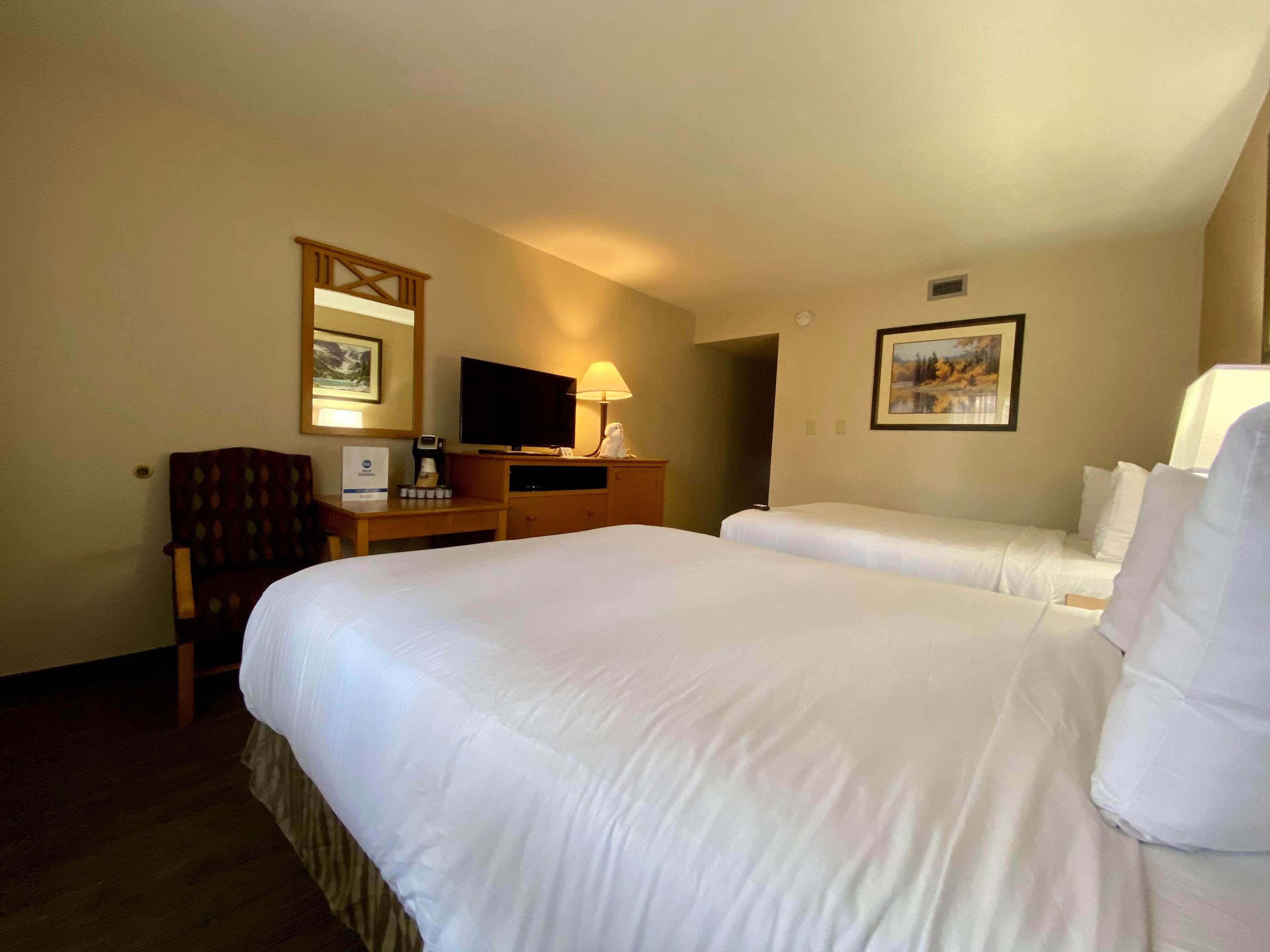 Room, 2 Queen Beds, Pet Friendly, Best Western Sheridan Center 3/9