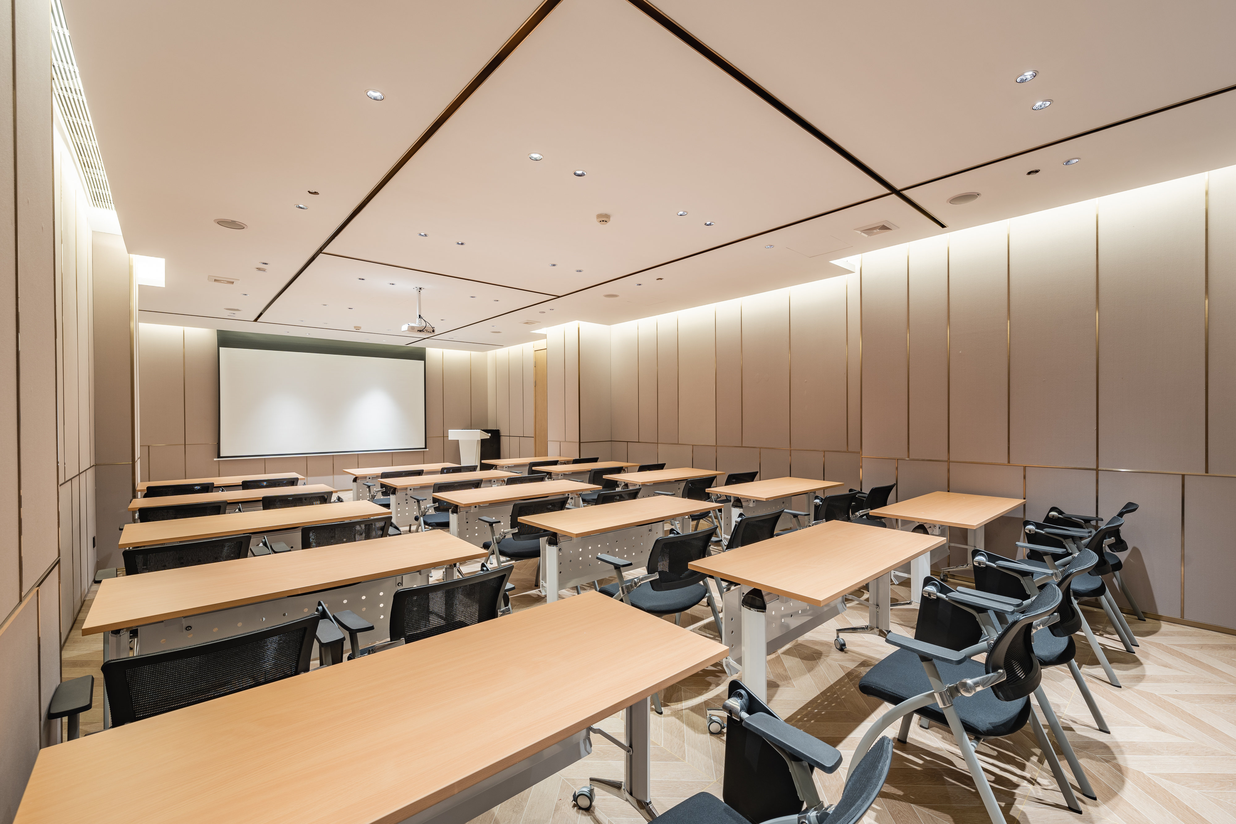HOLIDAY INN EXPRESS Shanghai Expo Centre 46/50