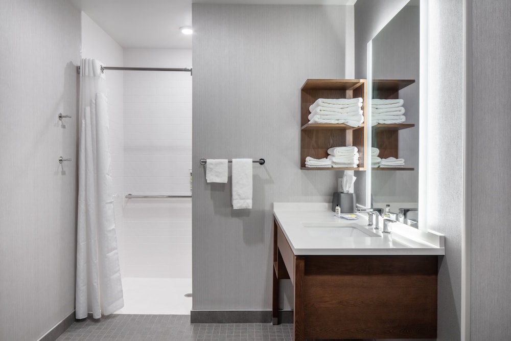 Staybridge Suites Iowa City Coralville 13/50