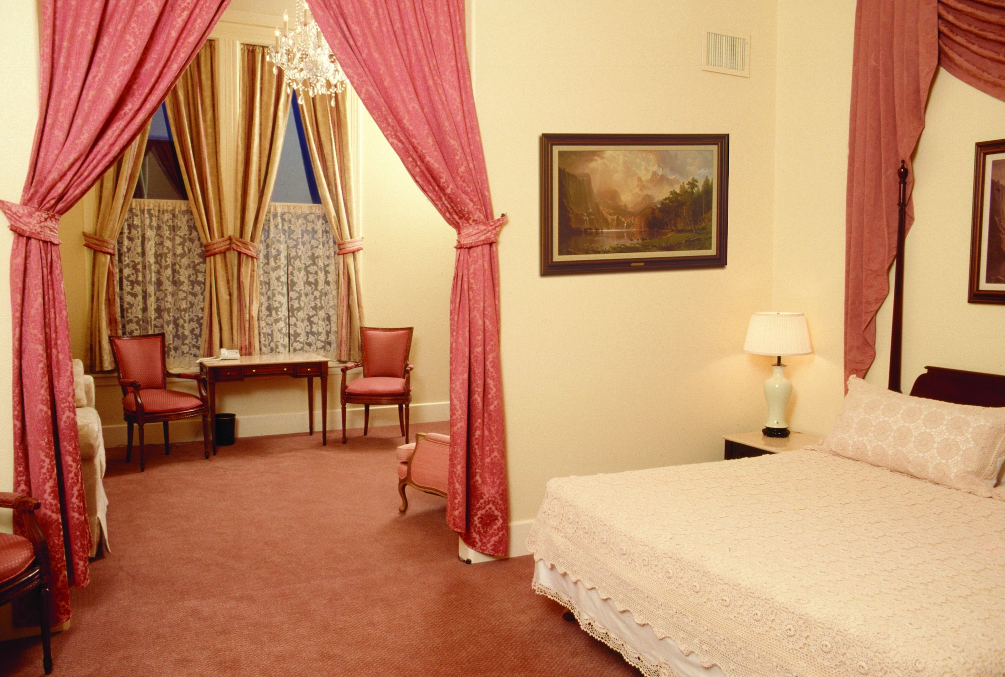 Romantic, 4 People, Queen Bed، Geiser Grand Hotel 2/6