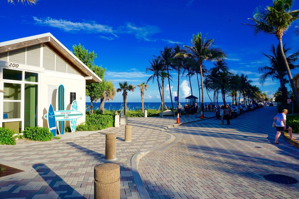 Club Lux Resort By the Beach 59/67