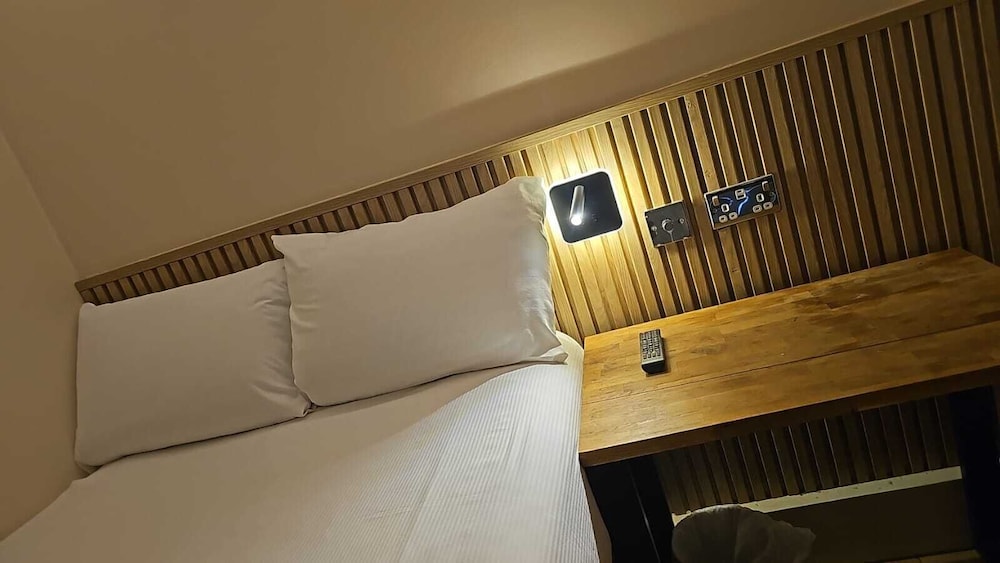 Exhibition Court Hotel 4 36/61