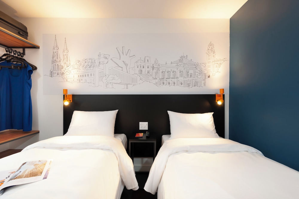 ROOM, TWIN BEDS