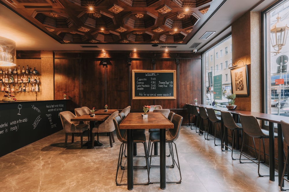 Kings First Class Hotel 65/77