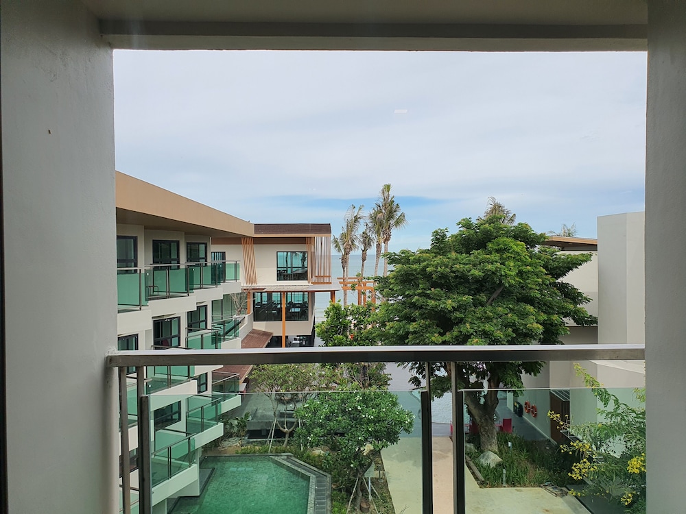 Eco Cozy Beachfront Resort Chaam in Cha-am