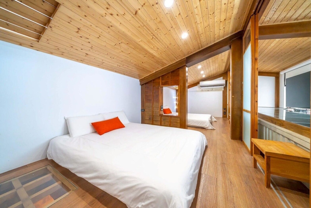 1 BEDROOM, MEZZANINE, FAMILY, HOUSE, BATHTUB