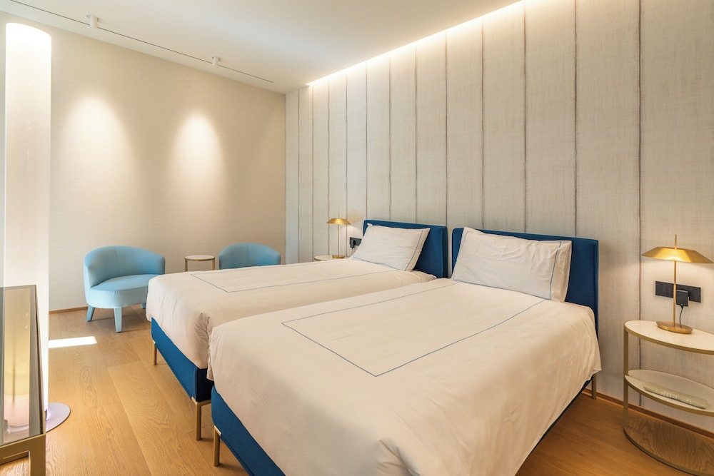 2 Bedrooms, Master, Suite, King and Twin Beds, Sea Side, Gallia Palace Hotel 2/4