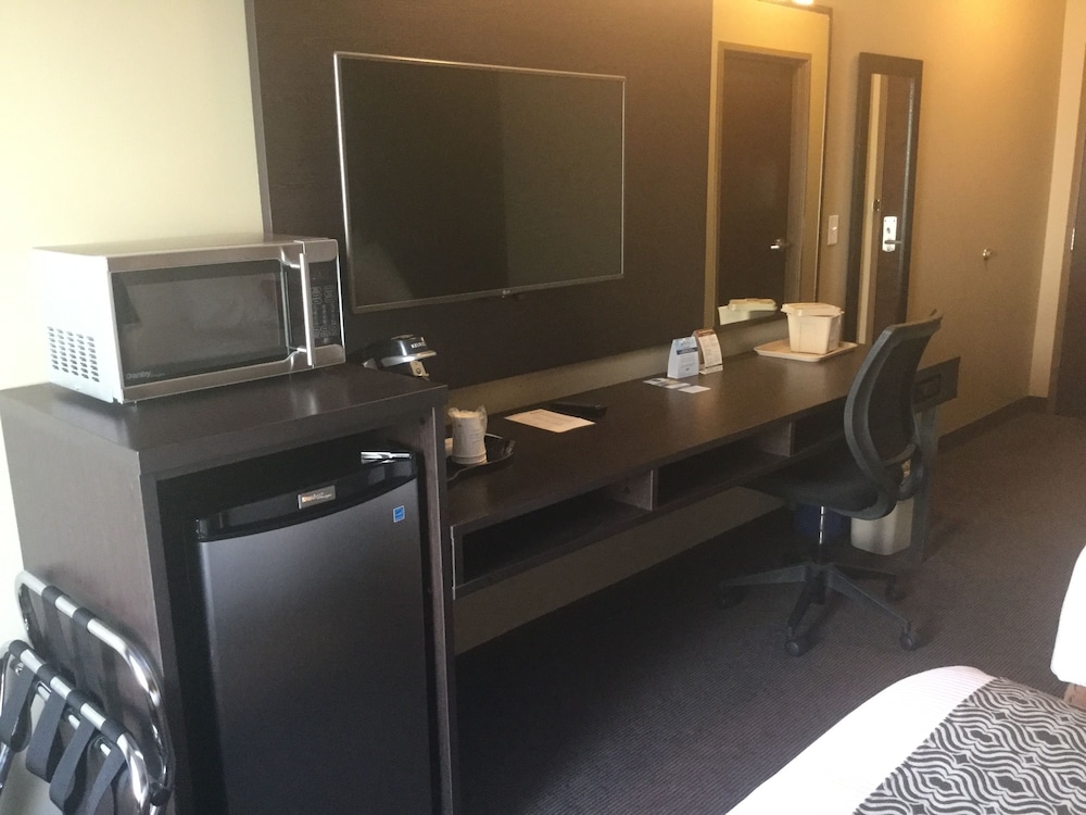 Microtel Inn And Suites By Wyndham Whitecourt 35/41