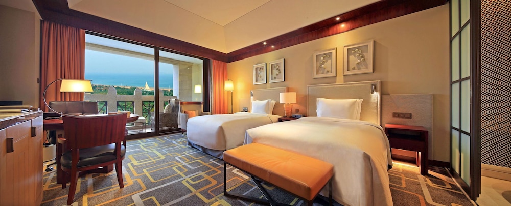 Hilton Qingdao Golden Beach 27/58