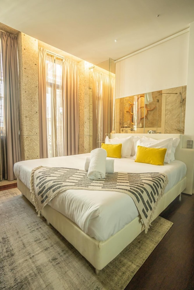 ROOM, DOUBLE BED