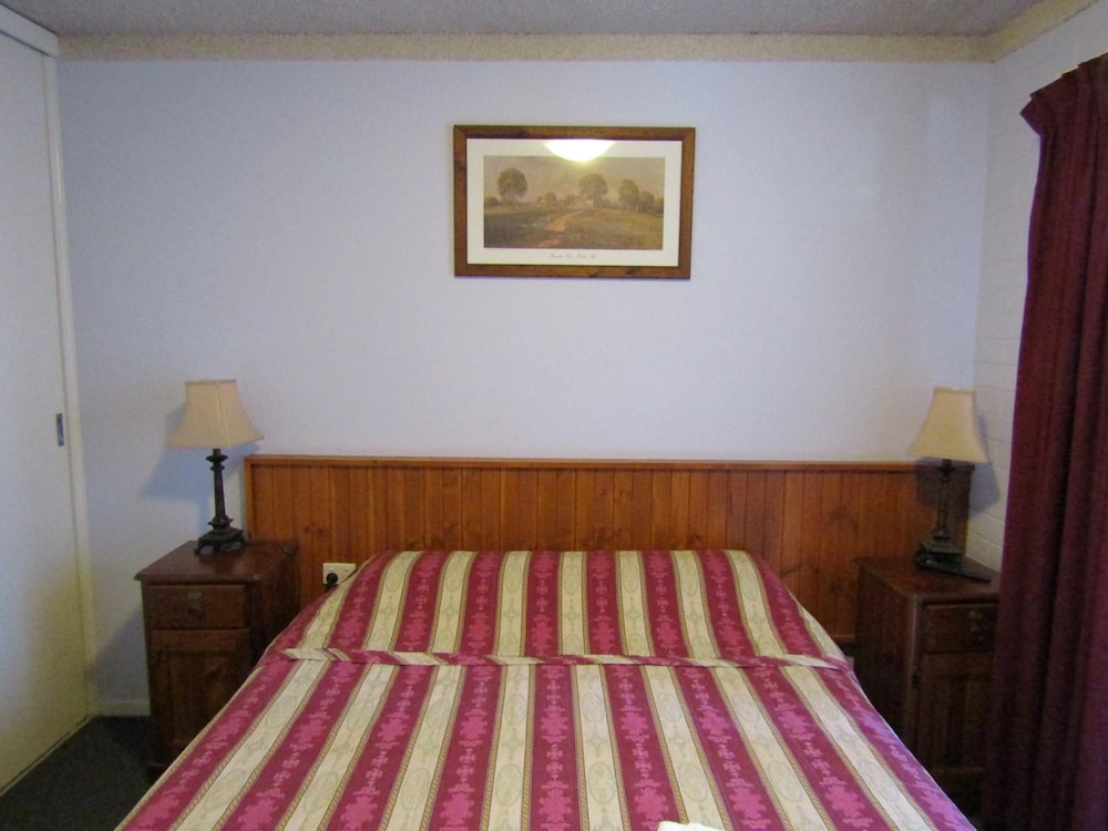 Homestead Motel 8/59