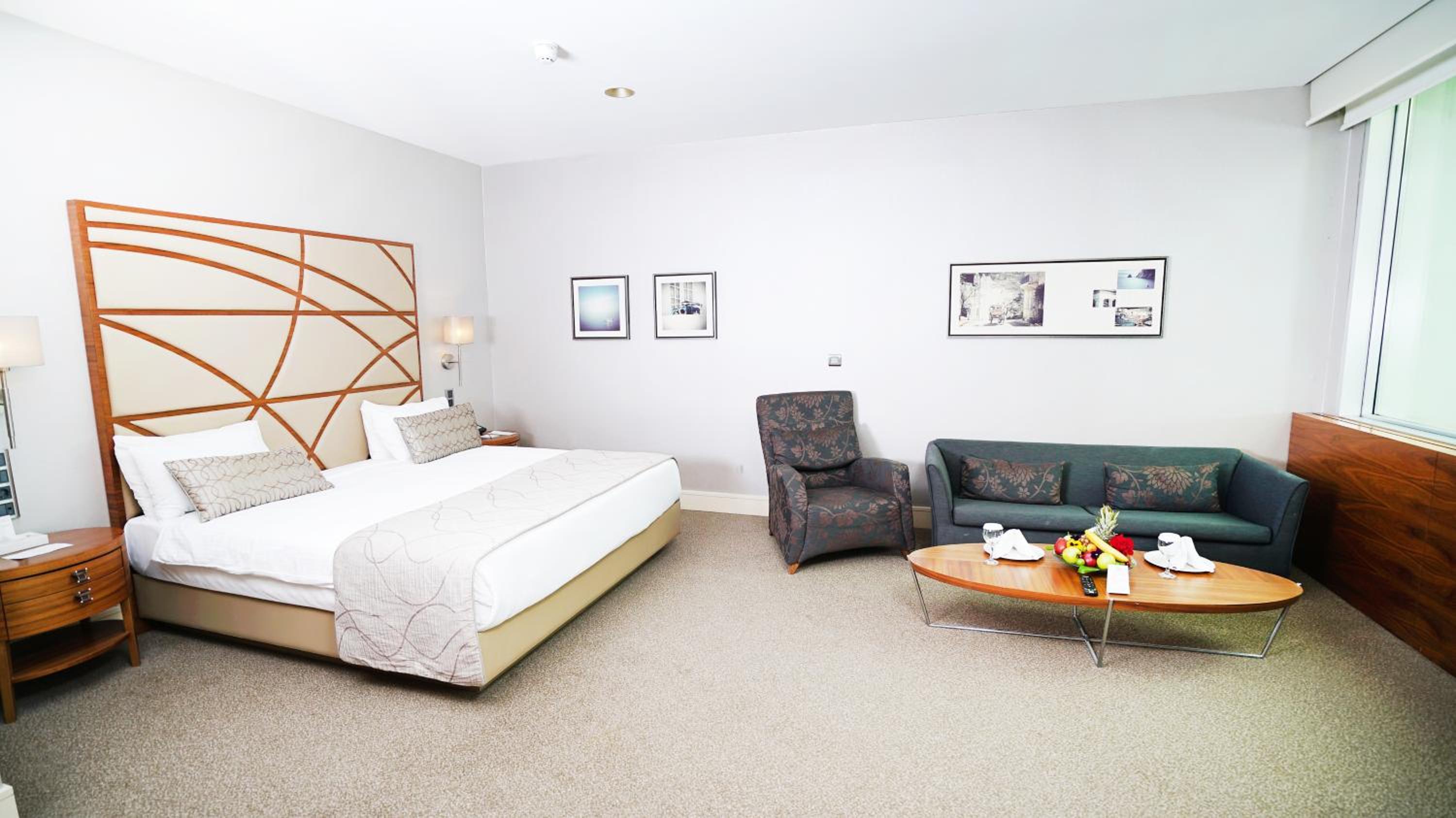 Deluxe, Double Bed, Partial Sea View, Corner
