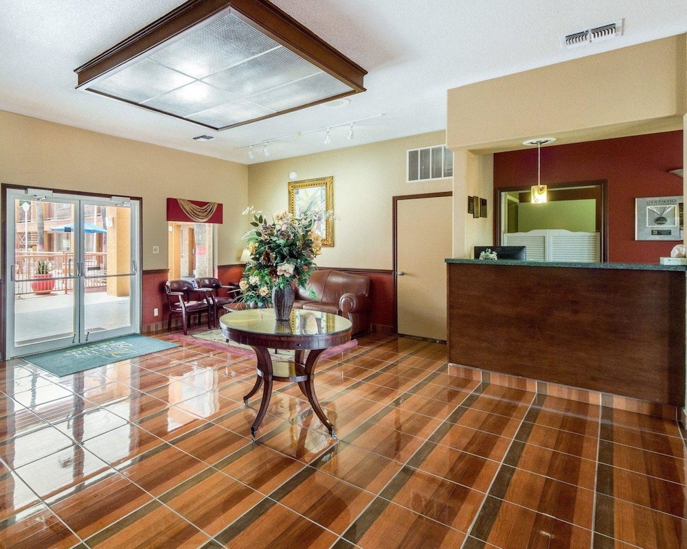 Econo Lodge Inn and Suites Eagle Pass, TX 21/37